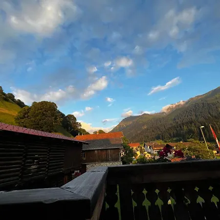 Ferienwohnung Uf Z'enisch Апартаменты *