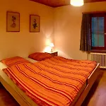 Ferienwohnung Uf Z'enisch クロスタース