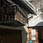 Ferienwohnung Uf Z'enisch クロスタース