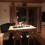Ferienwohnung Uf Z'enisch クロスタース